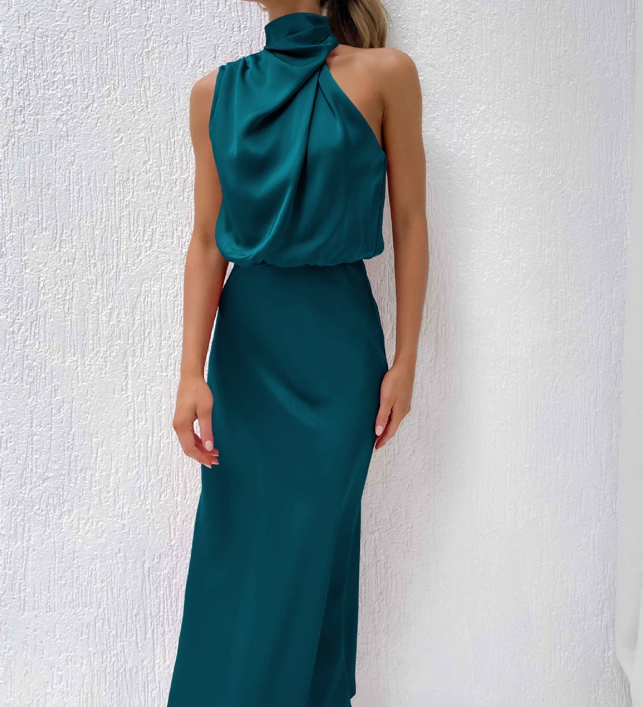 Tyra | Elegant evening dress with halter neck
